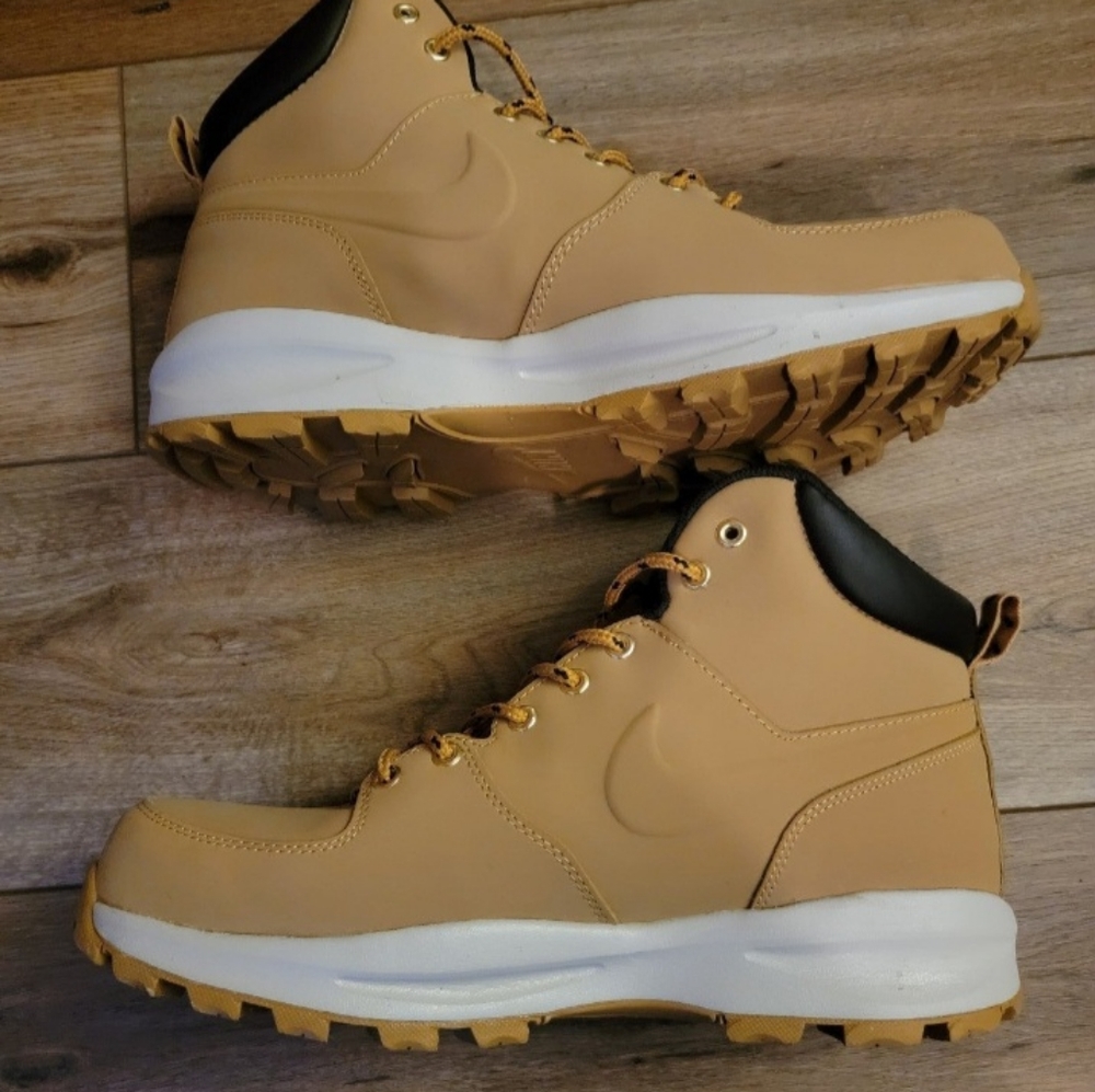 Nike manoa boots size 12 brand new with box